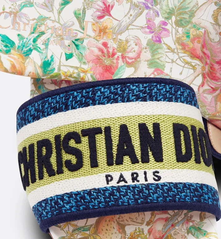 👟👟Ex-factory price 300👟👟 Dior women’s DWAY embroidered half-flops! Flat-soled slippers with letters for street wear. This year, Dor went crazy and changed designers. The whole style changed. Those who liked them quickly grabbed a pair as soon as possible! This knitted embroidered slipper is not just ordinary, comfortable and beautiful. It is a new series of three-dimensional letter embroidered slippers with a very stylish style. It is made with Dior Logo woven canvas embroidery technology! Fashionable touch! Flat slippers are classic, high-quality and glamorous masterpieces. The most popular spring and summer series in the counter are both temperamental, fashionable, classic and attractive. The design style is particularly beautiful on the feet∽ Whether it is a beach vacation or daily wear, it is absolutely full of freshness! ❤️Density embroidery, exquisite ogo texture and delicate lambskin midsole are super comfortable! This must-have item for summer, whether it is a beach vacation or daily wear, it is definitely full of freshness! Made in China with rubber sole and colorful hard box packaging, the high-end and luxurious feel is clear at a glance! Code number: 35——40 41 42 customized color, black, pink, gray